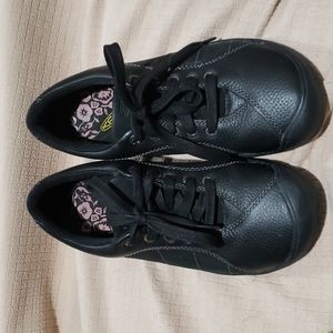 Keen Womens leather lace shoes.